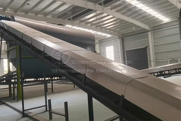 Belt conveyor with dust cover